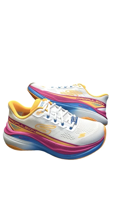 נעל ספורט לנשים SKECHERS.